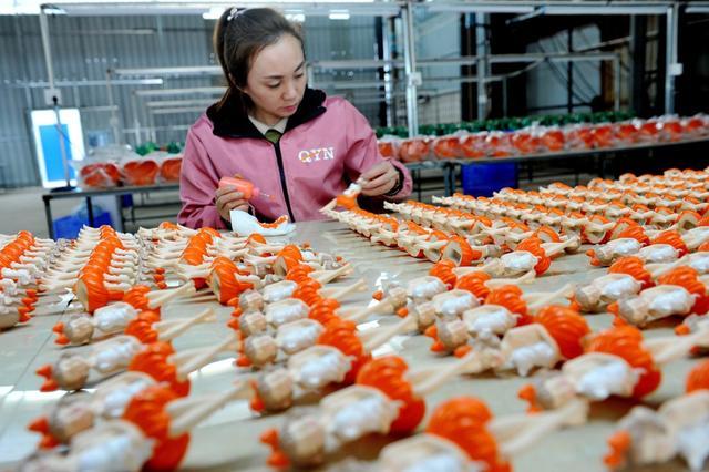 据了解,江西省鄱阳县谢家滩镇福山村农家塑脂玩具加工厂,是当地返乡